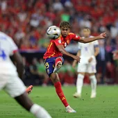 Lamine Yamal marca el primer gol de La Roja durante el partido de semifinales de la UEFA EURO 2024 contra Francia en el Munich Football Arena, el 9 de julio de 2024 en Múnich, Alemania. Lamine Yamal marca el primer gol de La Roja durante el partido de semifinales de la UEFA EURO 2024 contra Francia en el Munich Football Arena, el 9 de julio de 2024 en Múnich, Alemania.