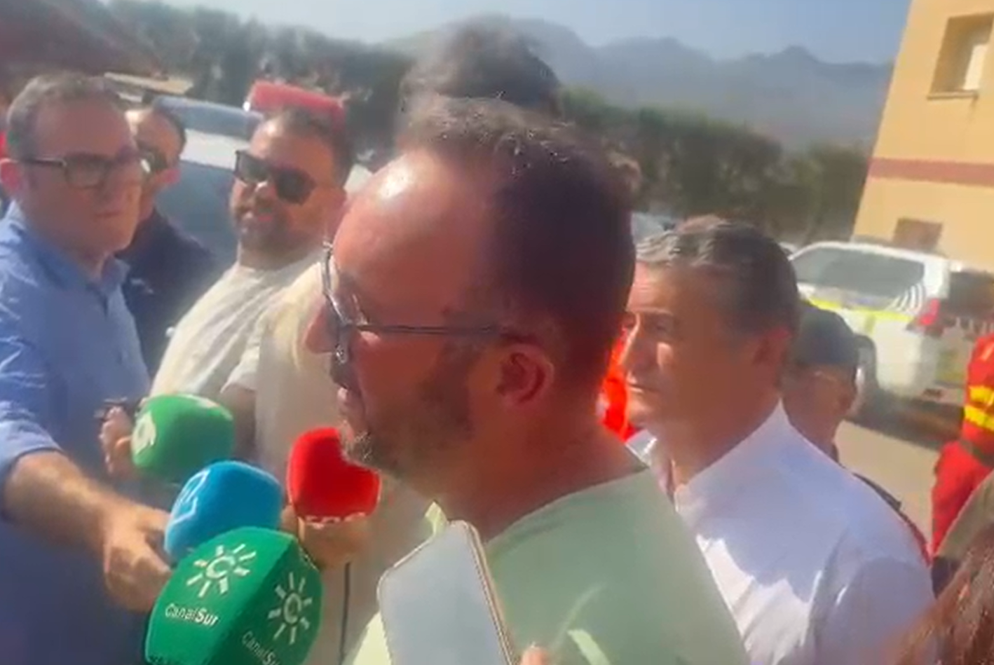 El alcalde de Bédar se emociona al recordar lo que pudo haber ocurrido cuando se cortó la principal vía de evacuación: "Estuvimos a punto de sufrir otra tragedia" El alcalde de Bédar se emociona al recordar lo que pudo haber ocurrido cuando se cortó la principal vía de evacuación: "Estuvimos a punto de sufrir otra tragedia"