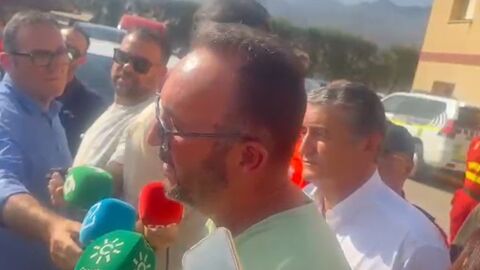 Momento en el que el alcalde de B&eacute;dar atiende a los medios/ ondacero.es