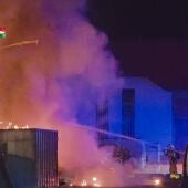 Investigan el incendio de varios vehículos en el Polígono Juncaril de Albolote