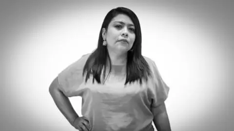 Lola Martínez, periodista salvadoreña en la Revista Factum de El Salvador. Lola Martínez, periodista salvadoreña en la Revista Factum de El Salvador.