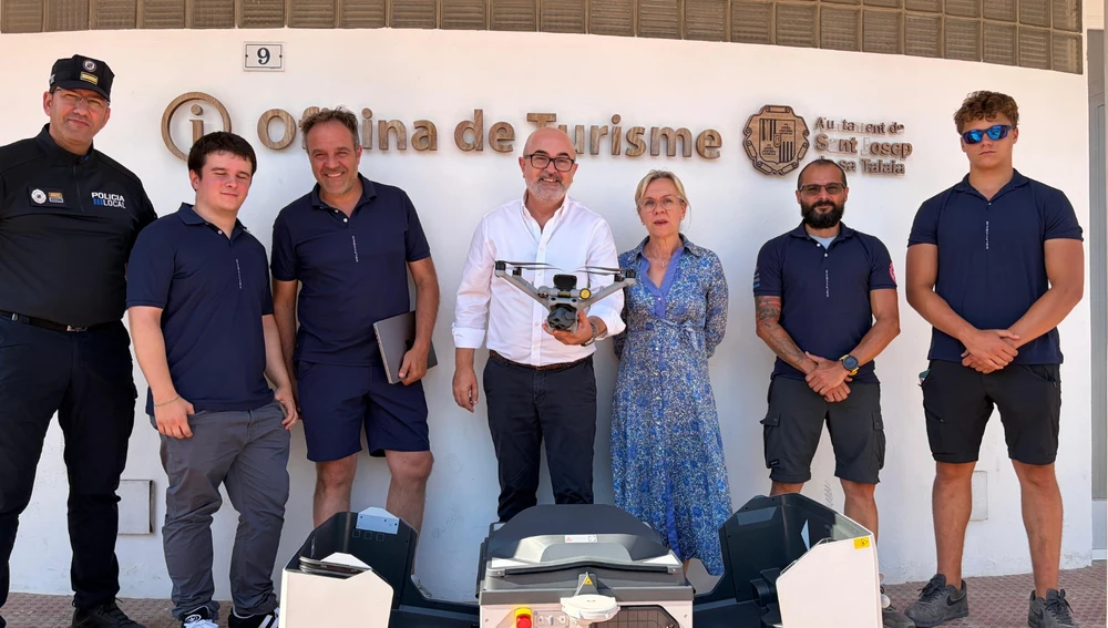 El alcalde de Sant Josep de sa Talaia, Vicent Roig, con uno de los drones durante la presentación del servicio El alcalde de Sant Josep de sa Talaia, Vicent Roig, con uno de los drones durante la presentación del servicio