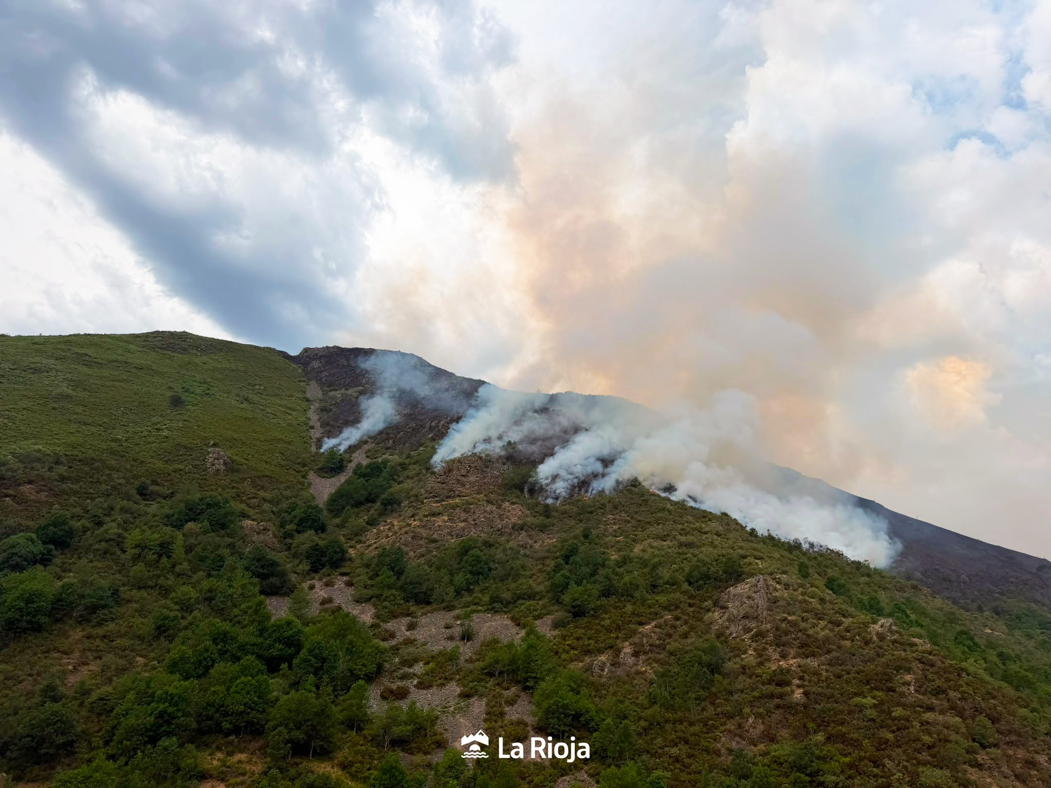 Las llamas avanzan en varios focos en Ezcaray, afectando a 90 hectáreas de la Sierra de la Demanda Las llamas avanzan en varios focos en Ezcaray, afectando a 90 hectáreas de la Sierra de la Demanda