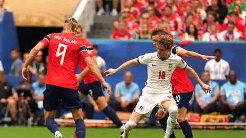 Martin Odegaard (d-atrás) y Erling Haaland (i) de Noruega disputan el balón con Anthony Gordon (c) de Inglaterra Martin Odegaard (d-atrás) y Erling Haaland (i) de Noruega disputan el balón con Anthony Gordon (c) de Inglaterra