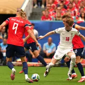 Martin Odegaard (d-atrás) y Erling Haaland (i) de Noruega disputan el balón con Anthony Gordon (c) de Inglaterra Martin Odegaard (d-atrás) y Erling Haaland (i) de Noruega disputan el balón con Anthony Gordon (c) de Inglaterra
