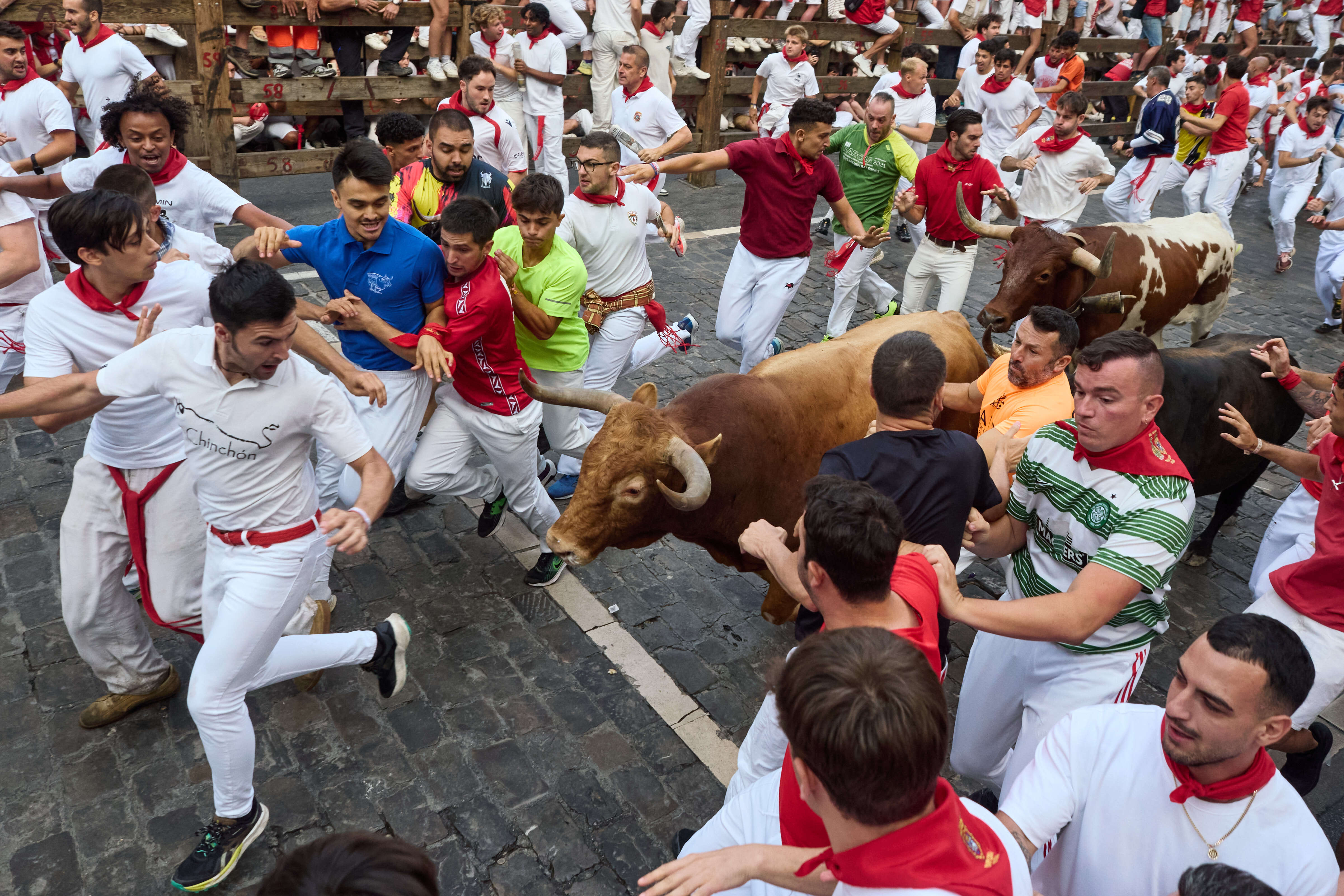 Carrera tensa y emocionante en el sexto encierro que deja nueve heridos, uno de ellos por cornada en el codo Carrera tensa y emocionante en el sexto encierro que deja nueve heridos, uno de ellos por cornada en el codo