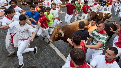 Carrera tensa y emocionante en el sexto encierro de Sanfermines que deja nueve heridos, uno de ellos por cornada en el codo Carrera tensa y emocionante en el sexto encierro de Sanfermines que deja nueve heridos, uno de ellos por cornada en el codo