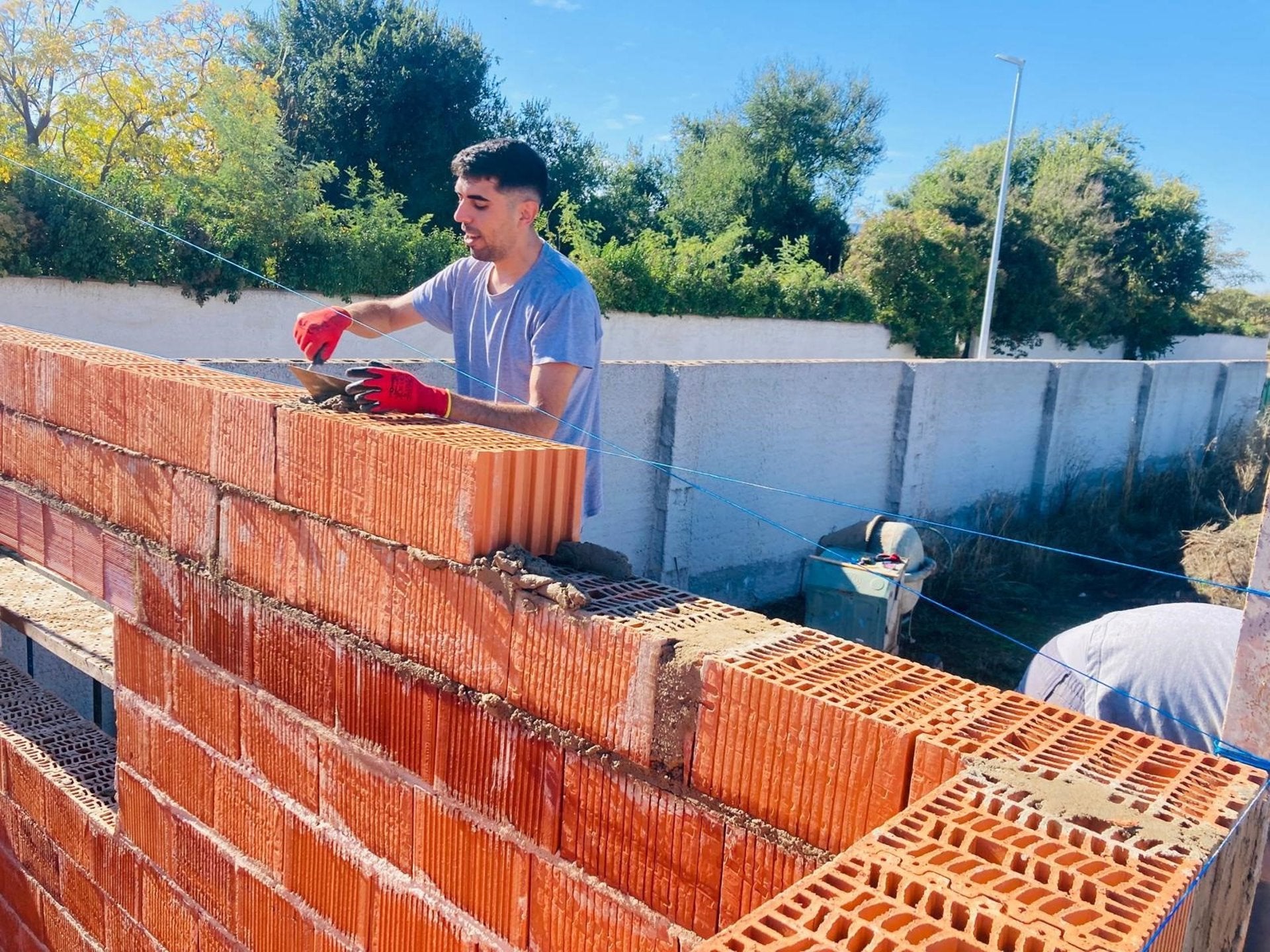 La Junta de Extremadura invierte 8,6 millones de euros en mejorar la empleabilidad de 729 desempleados en el mundo rural La Junta de Extremadura invierte 8,6 millones de euros en mejorar la empleabilidad de 729 desempleados en el mundo rural