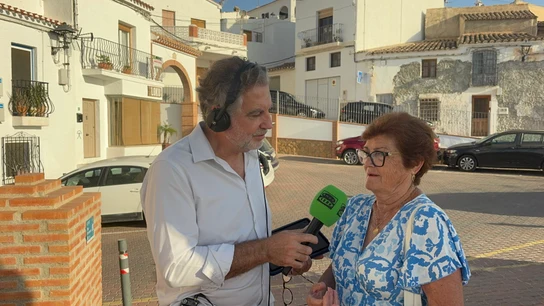 Alsina charla con Manoli, vecina de Bédar. Alsina charla con Manoli, vecina de Bédar.