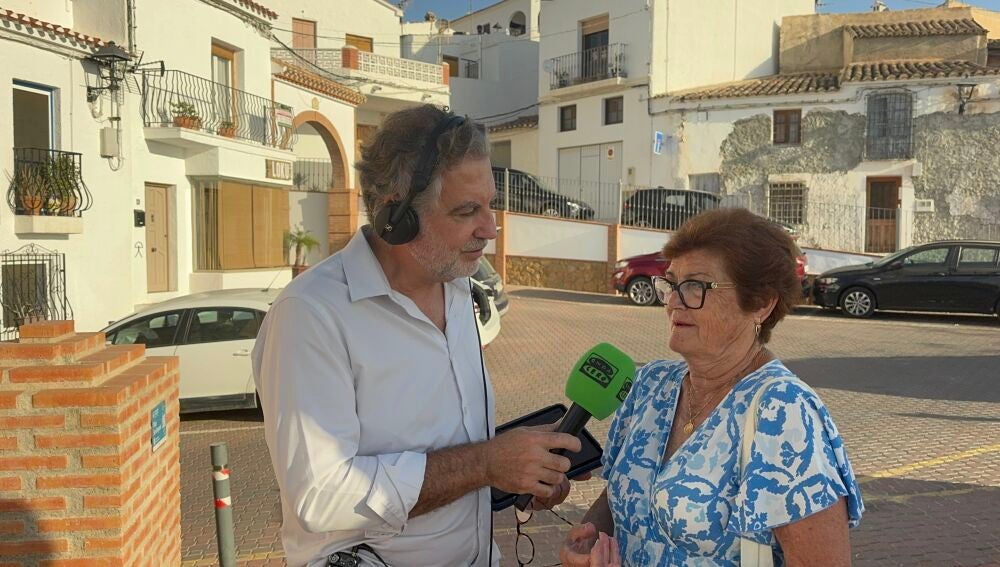 Alsina charla con Manoli, vecina de Bédar.