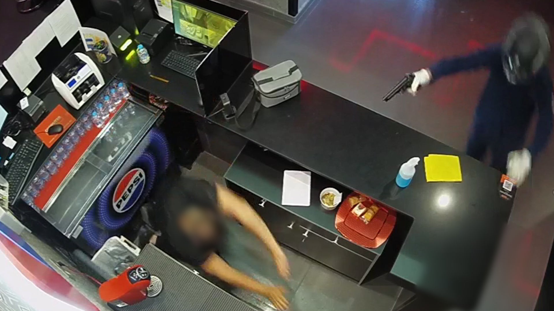 Detenido uno de los presuntos autores del violento robo de 73.000 euros en un salón de juegos de Pinos Puente Detenido uno de los presuntos autores del violento robo de 73.000 euros en un salón de juegos de Pinos Puente