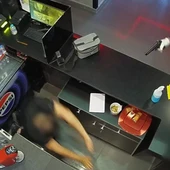 Detenido uno de los presuntos autores del violento robo de 73.000 euros en un salón de juegos de Pinos Puente Detenido uno de los presuntos autores del violento robo de 73.000 euros en un salón de juegos de Pinos Puente