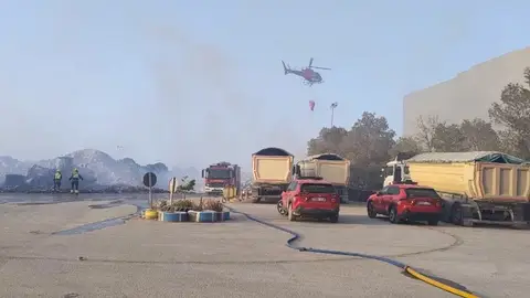 Efectivos de los Bomberos siguen trabajando en la extinción del incendio en la planta de residuos de Llucmajor. Efectivos de los Bomberos siguen trabajando en la extinción del incendio en la planta de residuos de Llucmajor.