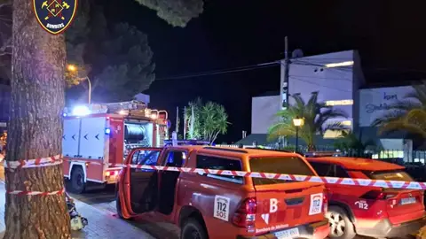Bomberos de Inca y Sóller intervienen en el incendio en un hotel de Magaluf. Bomberos de Inca y Sóller intervienen en el incendio en un hotel de Magaluf.