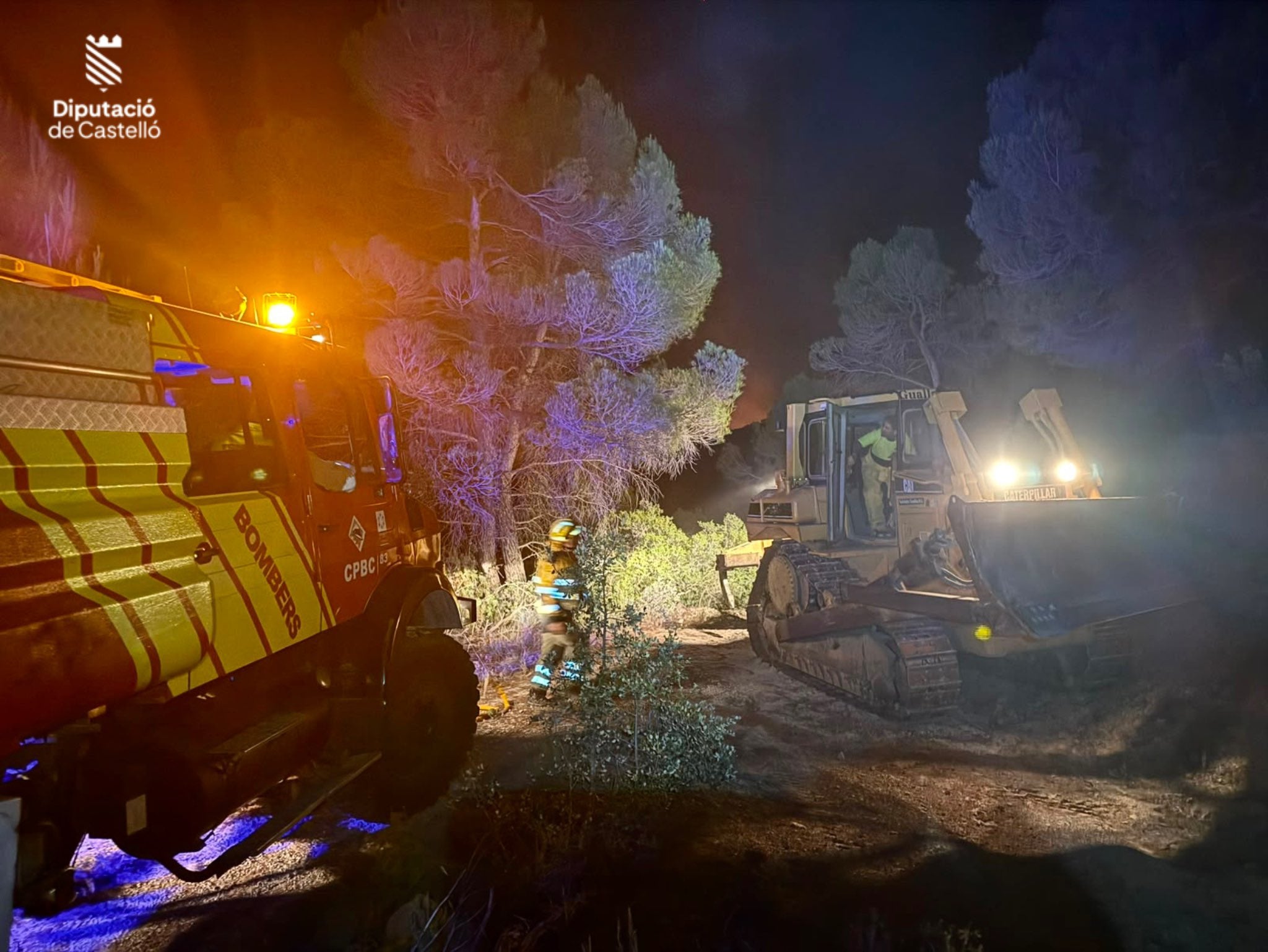 Efectivos del Consorcio de Bomberos de Castellón y de la Generalitat colaboran en la extinción del incendio de Peñarroya de Tastavins Efectivos del Consorcio de Bomberos de Castellón y de la Generalitat colaboran en la extinción del incendio de Peñarroya de Tastavins