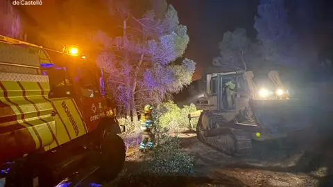 Efectivos del Consorcio de Bomberos de Castellón y de la Generalitat colaboran en la extinción del incendio de Peñarroya de Tastavins Efectivos del Consorcio de Bomberos de Castellón y de la Generalitat colaboran en la extinción del incendio de Peñarroya de Tastavins