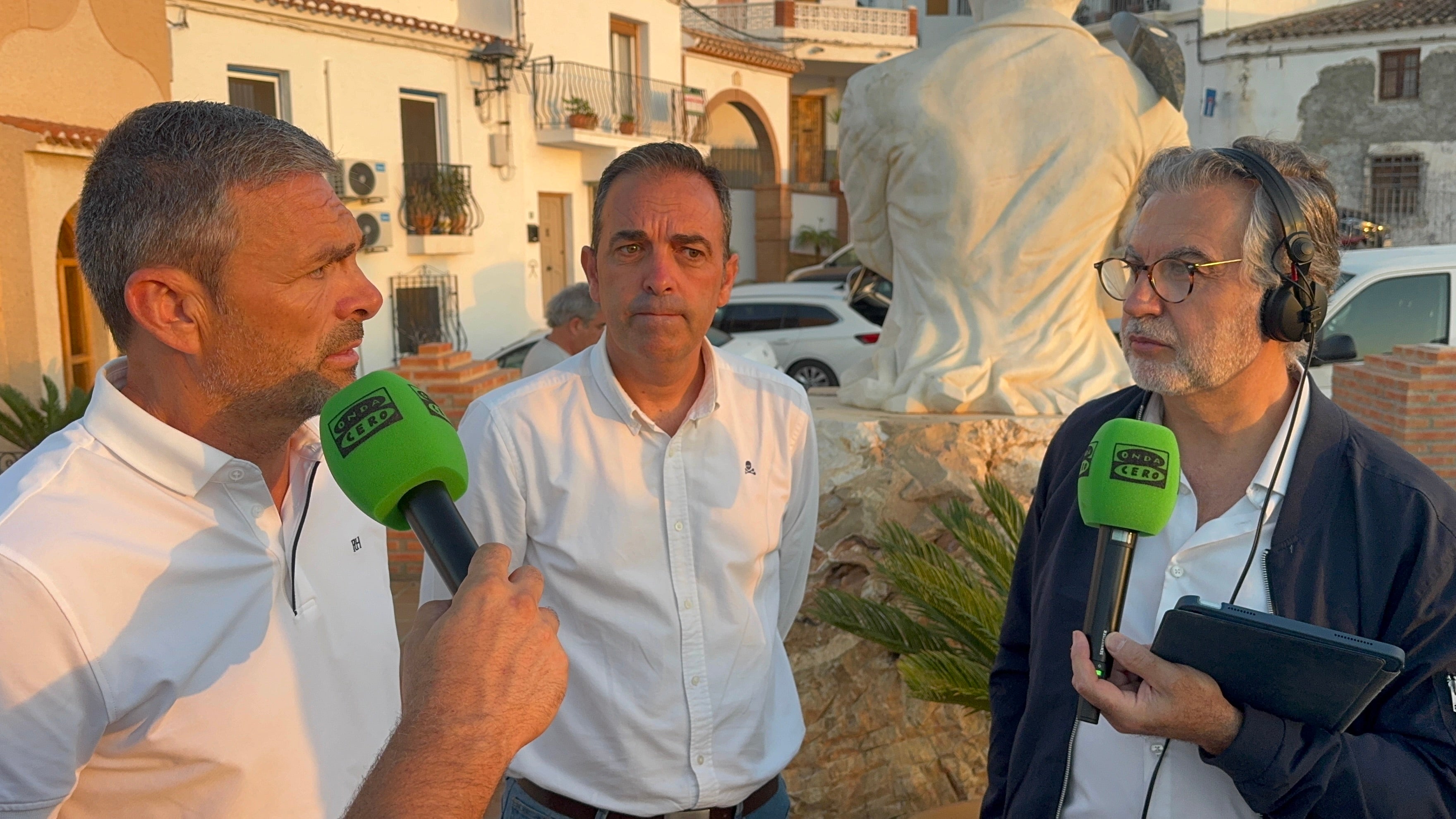 Carlos Alsina, con los alcaldes de las zonas afectadas por el incendio en Los Gallardos. Carlos Alsina, con los alcaldes de las zonas afectadas por el incendio en Los Gallardos.