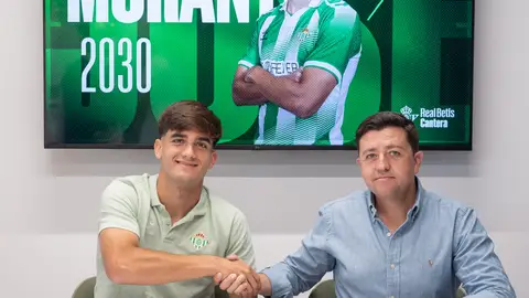 José Antonio Morante, con Miguel Calzado, tras firmar su nuevo contrato con el Betis. José Antonio Morante, con Miguel Calzado, tras firmar su nuevo contrato con el Betis.