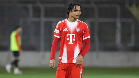 Julien Yanda, con la camiseta del Bayern de Múnich. Julien Yanda, con la camiseta del Bayern de Múnich.