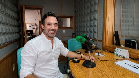 Lluis Oliva en los estudios de Onda Cero