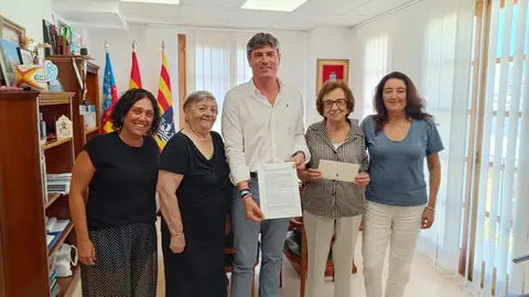 Villajoyosa amplía el convenio con Cáritas de la Asunción para atender a las familias más necesitadas del municipio Villajoyosa amplía el convenio con Cáritas de la Asunción para atender a las familias más necesitadas del municipio