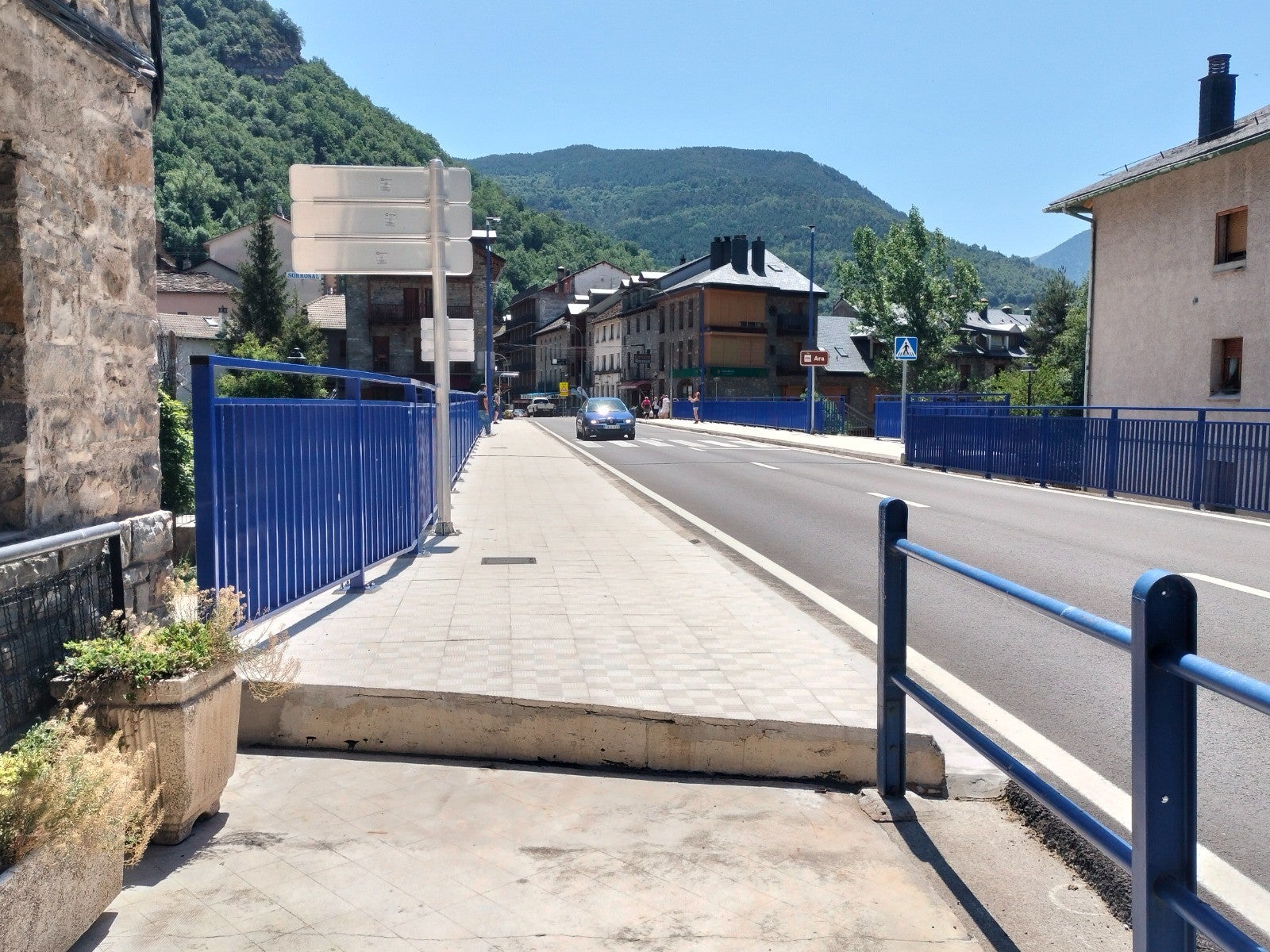 La remodelación del puente de Broto limita la movilidad de un joven discapacitado La remodelación del puente de Broto limita la movilidad de un joven discapacitado