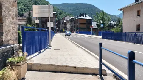 La remodelación del puente de Broto limita la movilidad de un joven discapacitado La remodelación del puente de Broto limita la movilidad de un joven discapacitado