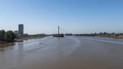 El nivel del río Guadiana en Badajoz podrá sufrir variaciones del miércoles al viernes por ajustes en las compuertas El nivel del río Guadiana en Badajoz podrá sufrir variaciones del miércoles al viernes por ajustes en las compuertas
