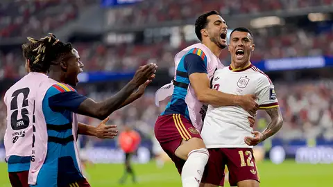 Pedro Porro celebra el 0-2 con su compatriota Mikel Merino durante el partido de la Copa del Mundo entre Francia y España en el Dallas Stadium, el 14 de julio de 2026 en Dallas, Estados Unidos. Pedro Porro celebra el 0-2 con su compatriota Mikel Merino durante el partido de la Copa del Mundo entre Francia y España en el Dallas Stadium, el 14 de julio de 2026 en Dallas, Estados Unidos.
