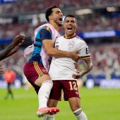 Pedro Porro celebra el 0-2 con su compatriota Mikel Merino durante el partido de la Copa del Mundo entre Francia y España en el Dallas Stadium, el 14 de julio de 2026 en Dallas, Estados Unidos.