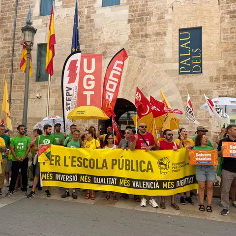 Los docentes reclaman ante Les Corts más inversión y la reactivación del Pla Edificant
