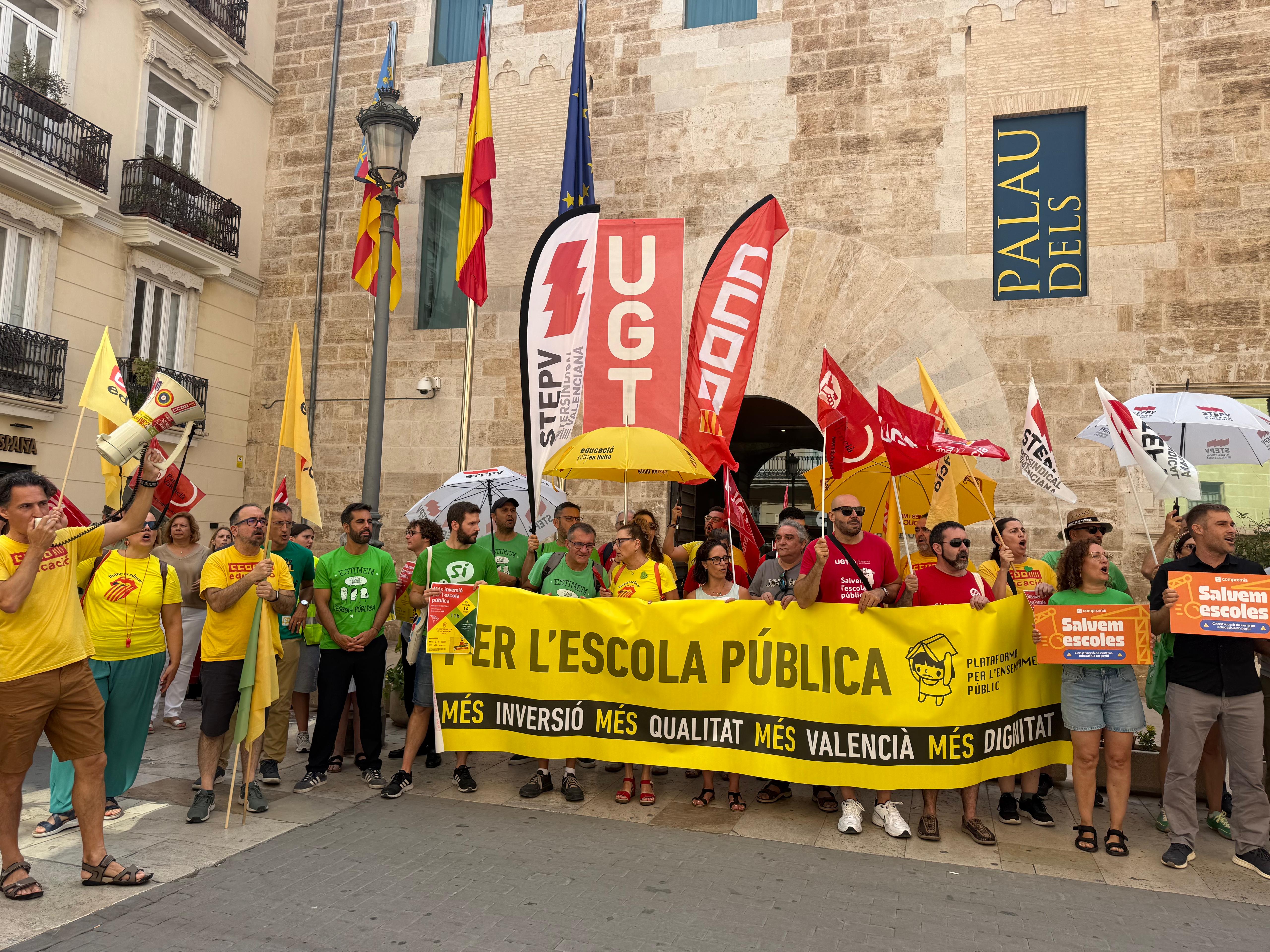 Los docentes reclaman ante Les Corts más inversión y la reactivación del Pla Edificant Los docentes reclaman ante Les Corts más inversión y la reactivación del Pla Edificant