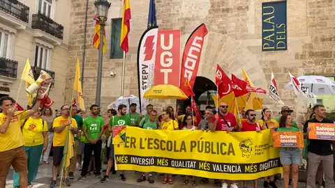 Los docentes reclaman ante Les Corts más inversión y la reactivación del Pla Edificant Los docentes reclaman ante Les Corts más inversión y la reactivación del Pla Edificant