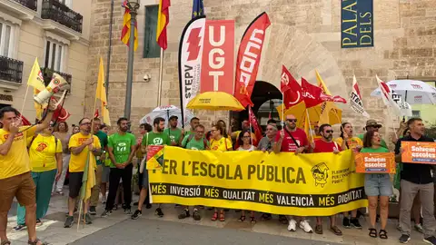 Los docentes reclaman ante Les Corts más inversión y la reactivación del Pla Edificant Los docentes reclaman ante Les Corts más inversión y la reactivación del Pla Edificant