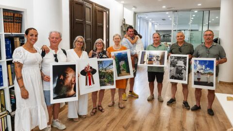 Sara Barbado, primera por la izquierda, junto a algunos de los participantes en la exposición Sara Barbado, primera por la izquierda, junto a algunos de los participantes en la exposición