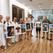 Sara Barbado, primera por la izquierda, junto a algunos de los participantes en la exposición Sara Barbado, primera por la izquierda, junto a algunos de los participantes en la exposición