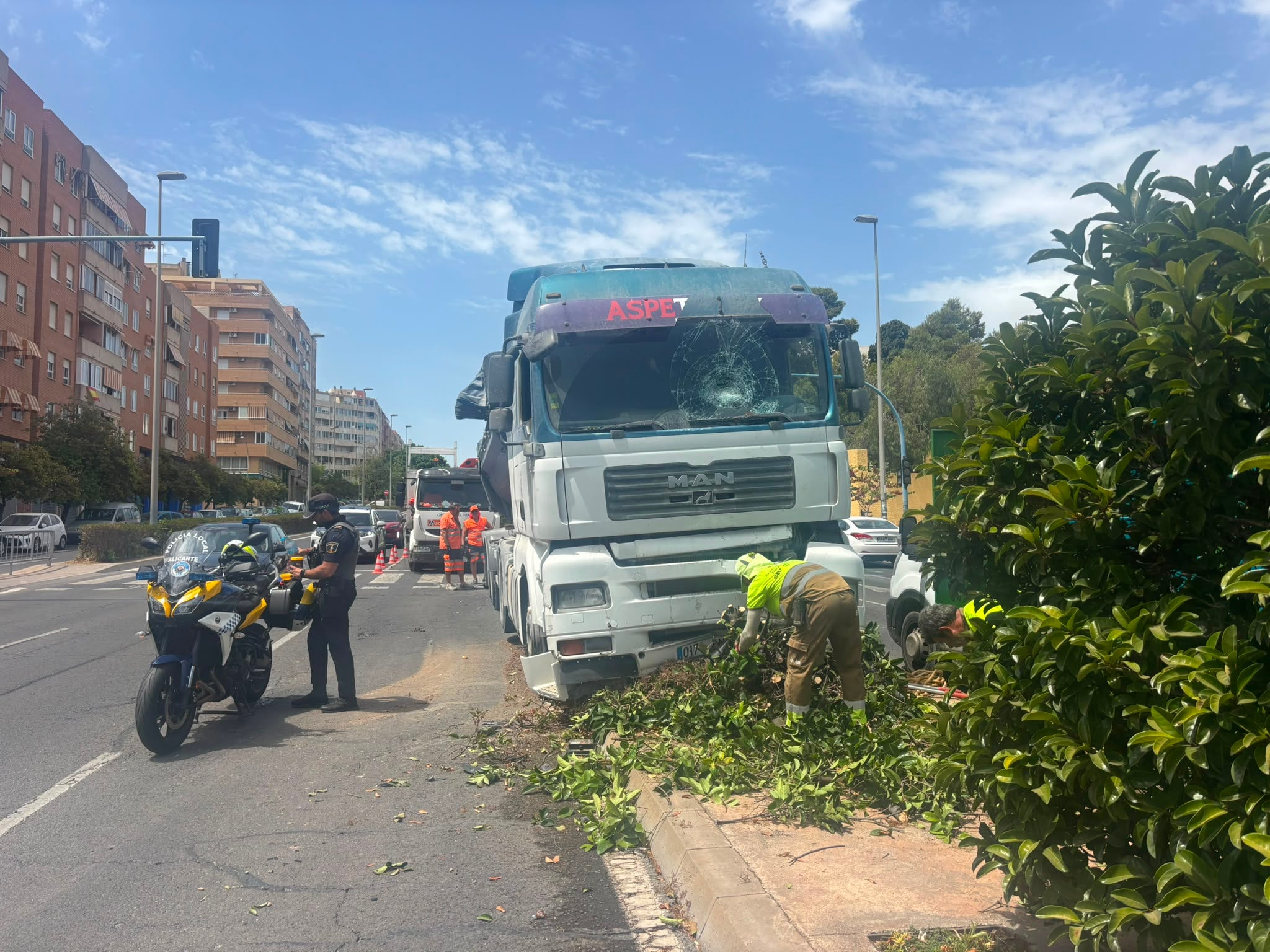 Un camión queda empotrado en la mediana de la Gran Vía de Alicante tras perder el conductor el conocimiento Un camión queda empotrado en la mediana de la Gran Vía de Alicante tras perder el conductor el conocimiento