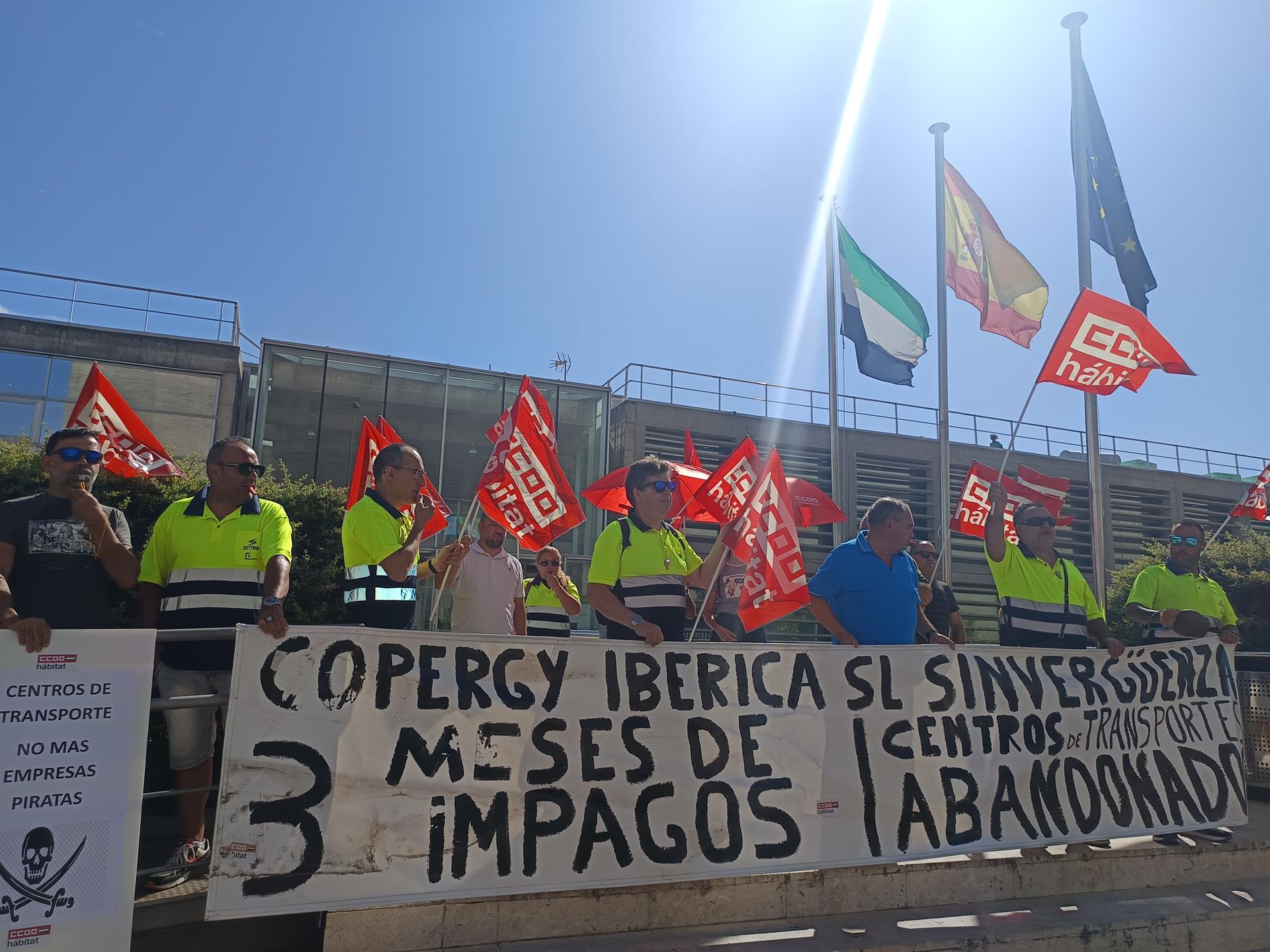 Los trabajadores de centros de transportes en Extremadura reclaman una solución a la Junta tras cinco meses sin cobrar Los trabajadores de centros de transportes en Extremadura reclaman una solución a la Junta tras cinco meses sin cobrar