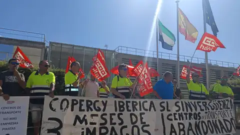 Los trabajadores de centros de transportes en Extremadura reclaman una solución a la Junta tras cinco meses sin cobrar Los trabajadores de centros de transportes en Extremadura reclaman una solución a la Junta tras cinco meses sin cobrar