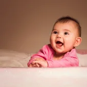 Bebé Sonriente Acostado En La Cama En La Habitación /Pexels Bebé Sonriente Acostado En La Cama En La Habitación /Pexels