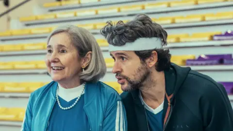 Diego Martín y Ascen López en una escena de Monstruos S.L. Diego Martín y Ascen López en una escena de Monstruos S.L.