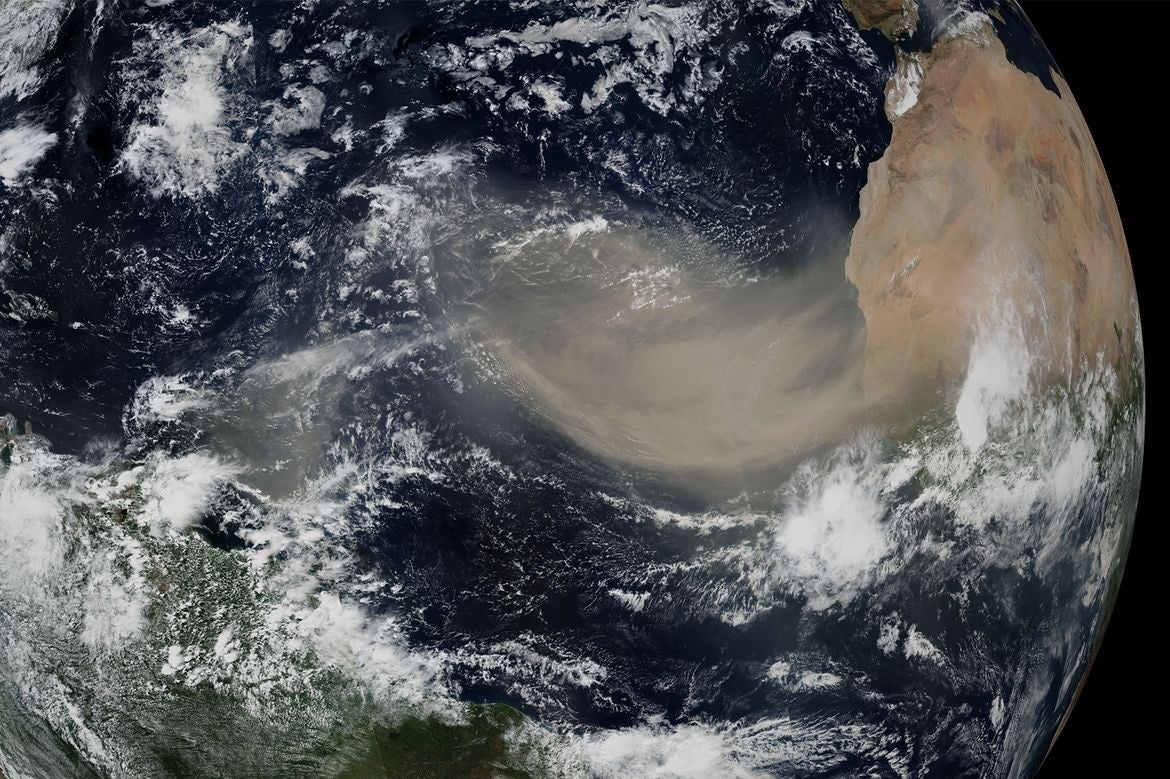 Polvo atmosférico del desierto en una imagen de archivo. Polvo atmosférico del desierto en una imagen de archivo.
