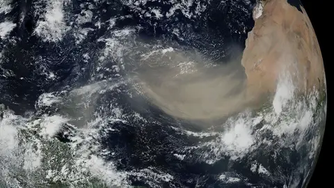 Polvo atmosférico del desierto en una imagen de archivo. Polvo atmosférico del desierto en una imagen de archivo.