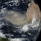 Polvo atmosférico del desierto en una imagen de archivo. Polvo atmosférico del desierto en una imagen de archivo.