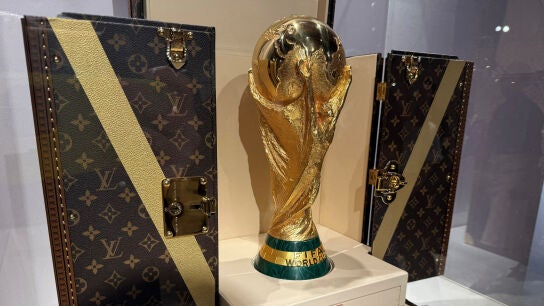 Una r&eacute;plica de la Copa del Mundo en el ba&uacute;l del trofeo dise&ntilde;ado por Louis Vuitton 