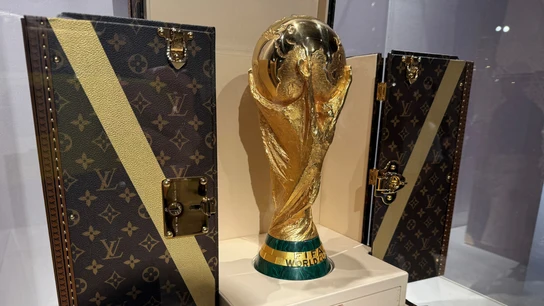 Una réplica de la Copa del Mundo en el baúl del trofeo diseñado por Louis Vuitton Una réplica de la Copa del Mundo en el baúl del trofeo diseñado por Louis Vuitton