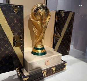 Una r&eacute;plica de la Copa del Mundo en el ba&uacute;l del trofeo dise&ntilde;ado por Louis Vuitton 