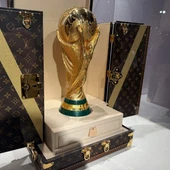 Una réplica de la Copa del Mundo en el baúl del trofeo diseñado por Louis Vuitton Una réplica de la Copa del Mundo en el baúl del trofeo diseñado por Louis Vuitton