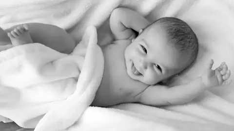 Bebé en una cama Bebé en una cama/ Pixabay