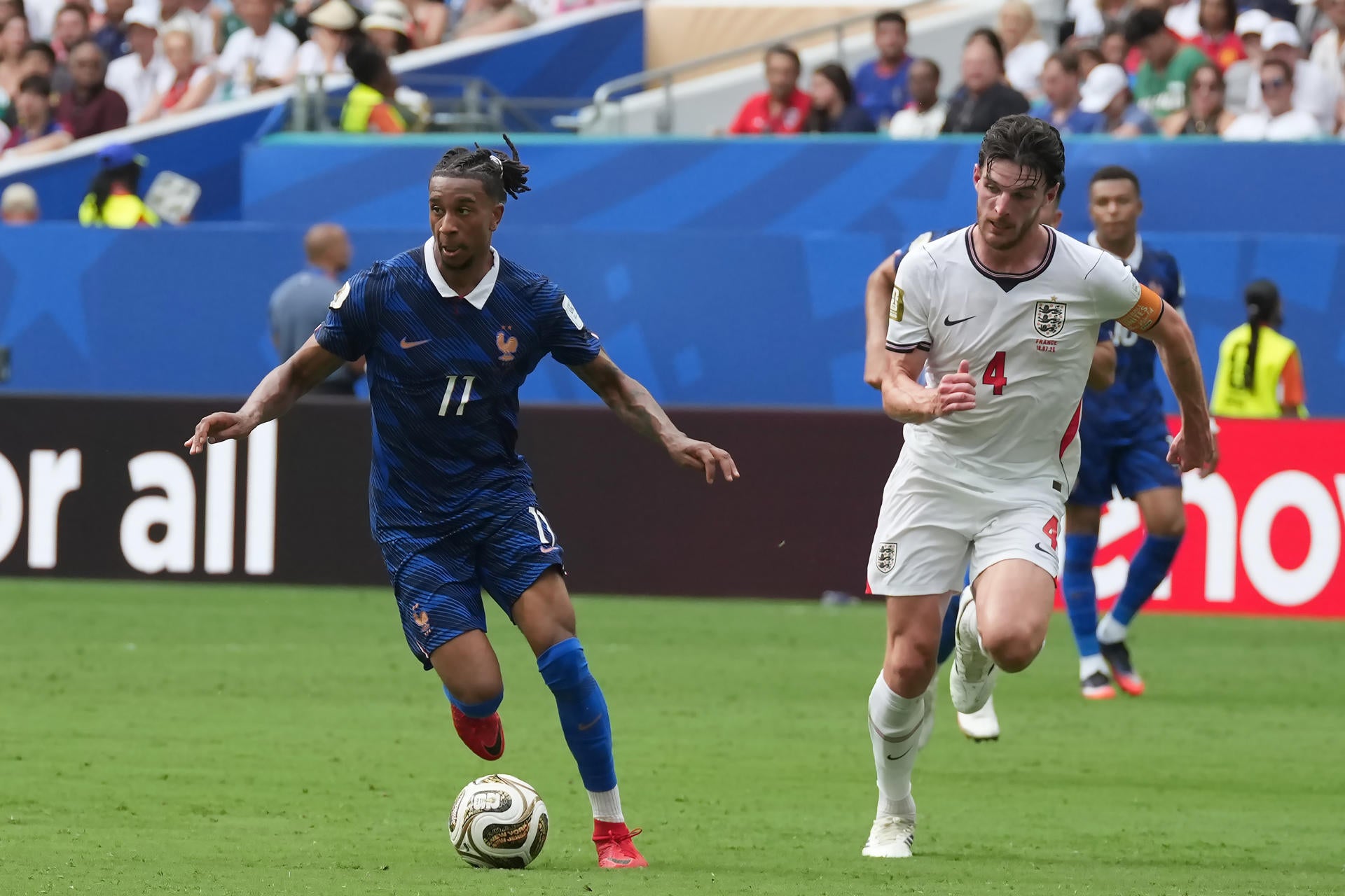 Michael Olise (i) de Francia disputa el balón con Declan Rice de Inglaterra este sábado Michael Olise (i) de Francia disputa el balón con Declan Rice de Inglaterra este sábado